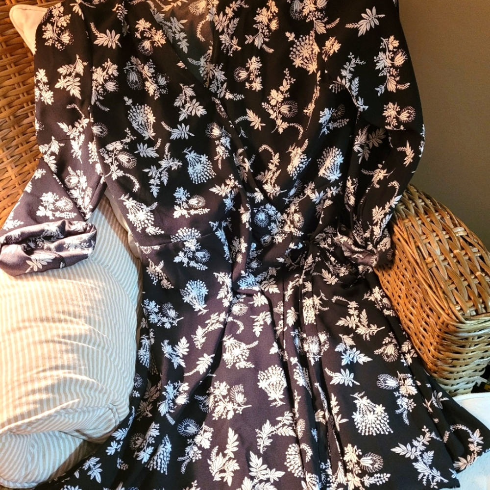LOFT BLACK WHITE Floral Wrap Dress 16